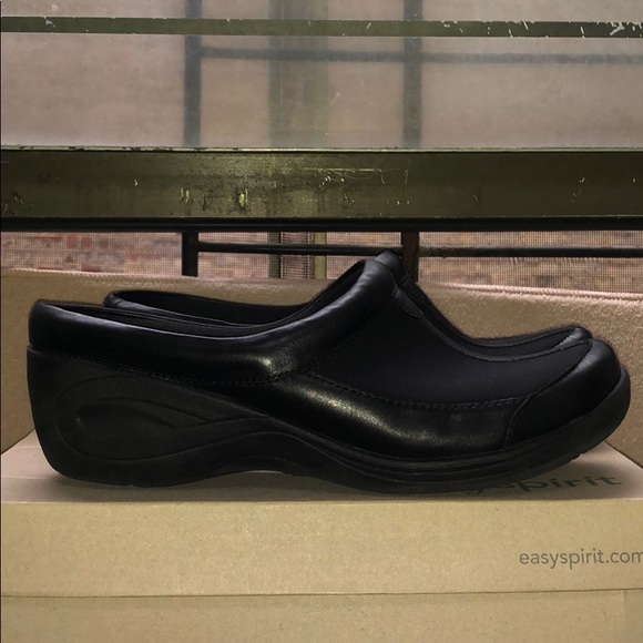 Black easy spirit walking shoes. - Picture 4 of 6